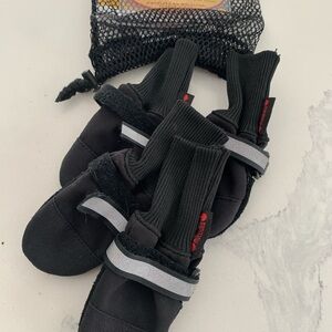 Muttluks winter dog boots with Reflective Straps